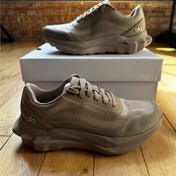 ALO Yoga Women’s Runner Sneaker in Gravel - Picture 5 of 9